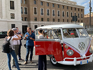 una coppia di sposi per un matrimonio romantico a roma