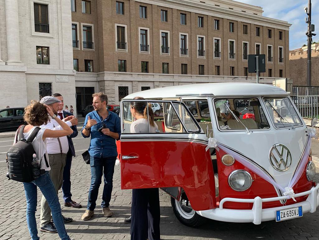 una coppia di sposi per un matrimonio romantico a roma