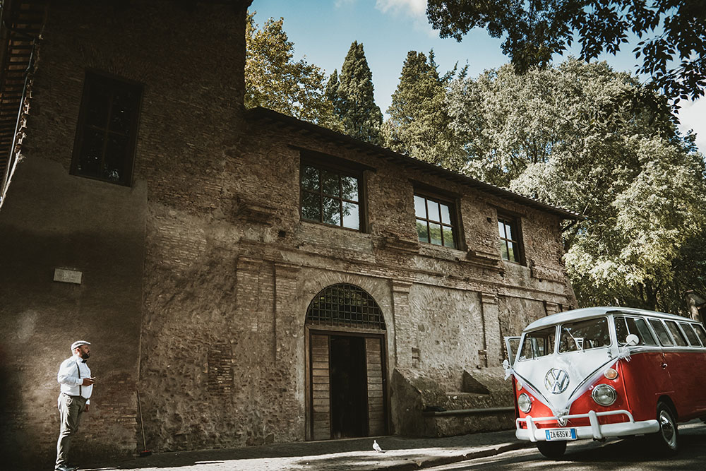 una coppia di sposi per un matrimonio romantico a roma