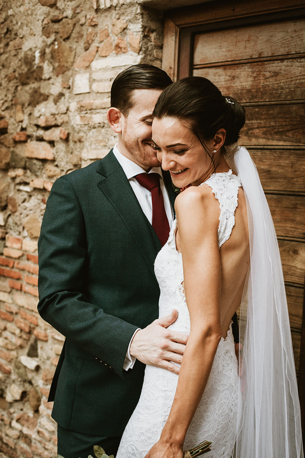 una coppia di sposi per un matrimonio romantico a roma