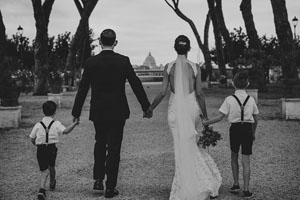 una coppia di sposi per un matrimonio romantico a roma
