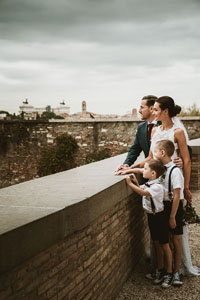 una coppia di sposi per un matrimonio romantico a roma
