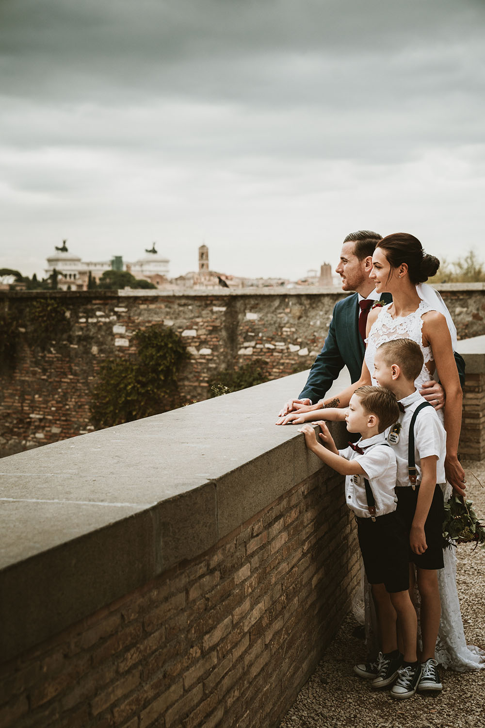 una coppia di sposi per un matrimonio romantico a roma