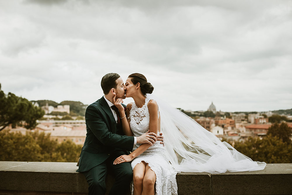 una coppia di sposi per un matrimonio romantico a roma