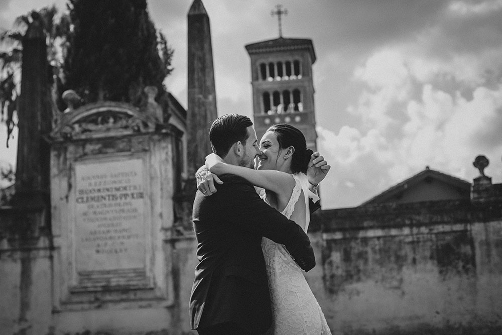 una coppia di sposi per un matrimonio romantico a roma