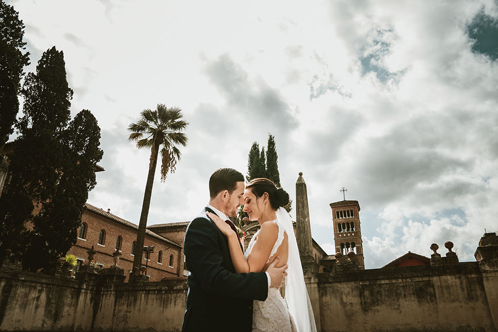 una coppia di sposi per un matrimonio romantico a roma