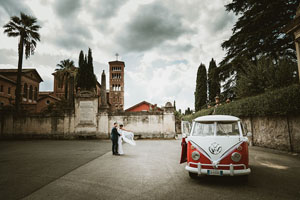 una coppia di sposi per un matrimonio romantico a roma