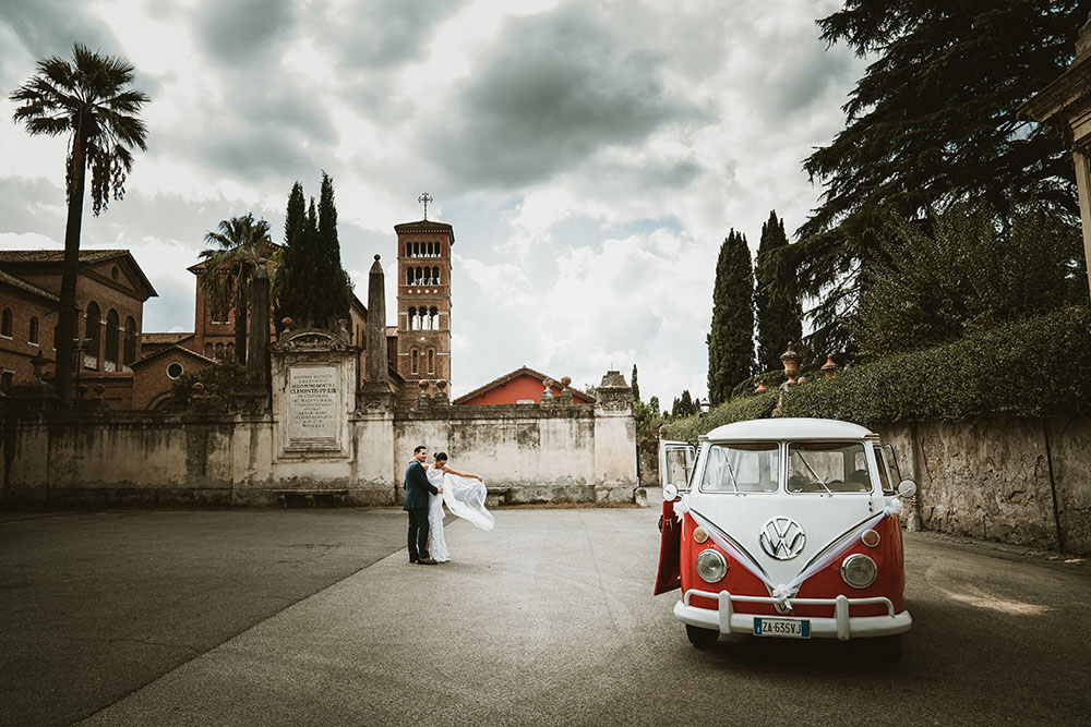 una coppia di sposi per un matrimonio romantico a roma