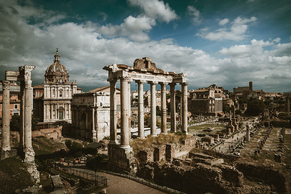 una coppia di sposi per un matrimonio romantico a roma
