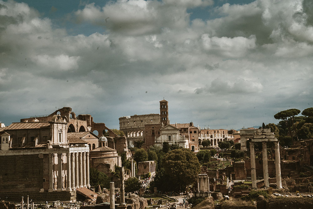 una coppia di sposi per un matrimonio romantico a roma