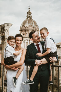 una coppia di sposi per un matrimonio romantico a roma