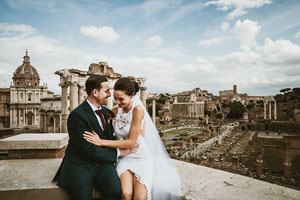 una coppia di sposi per un matrimonio romantico a roma