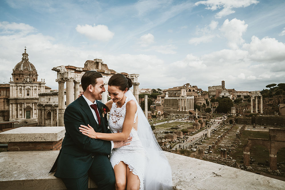 una coppia di sposi per un matrimonio romantico a roma