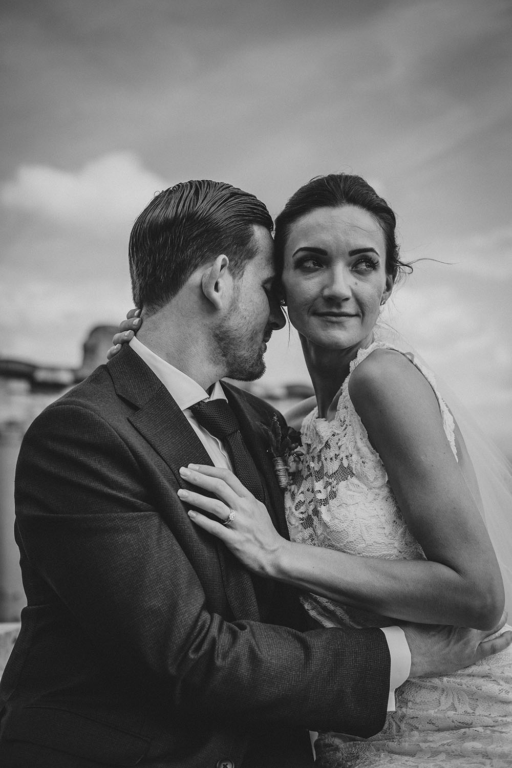 una coppia di sposi per un matrimonio romantico a roma