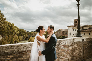 una coppia di sposi per un matrimonio romantico a roma