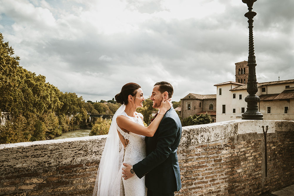 una coppia di sposi per un matrimonio romantico a roma
