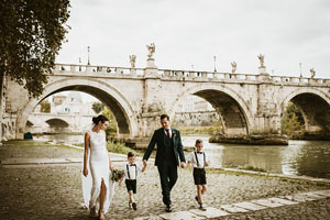 una coppia di sposi per un matrimonio romantico a roma
