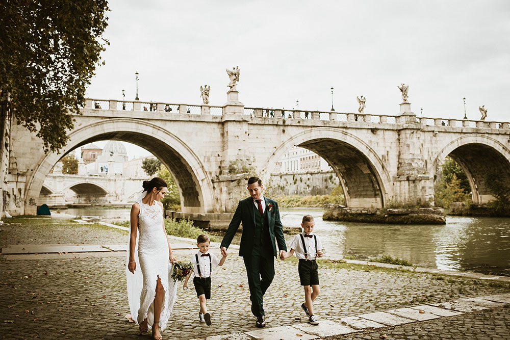 una coppia di sposi per un matrimonio romantico a roma