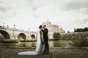 una coppia di sposi per un matrimonio romantico a roma