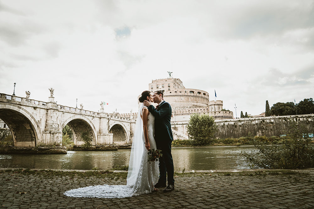 una coppia di sposi per un matrimonio romantico a roma