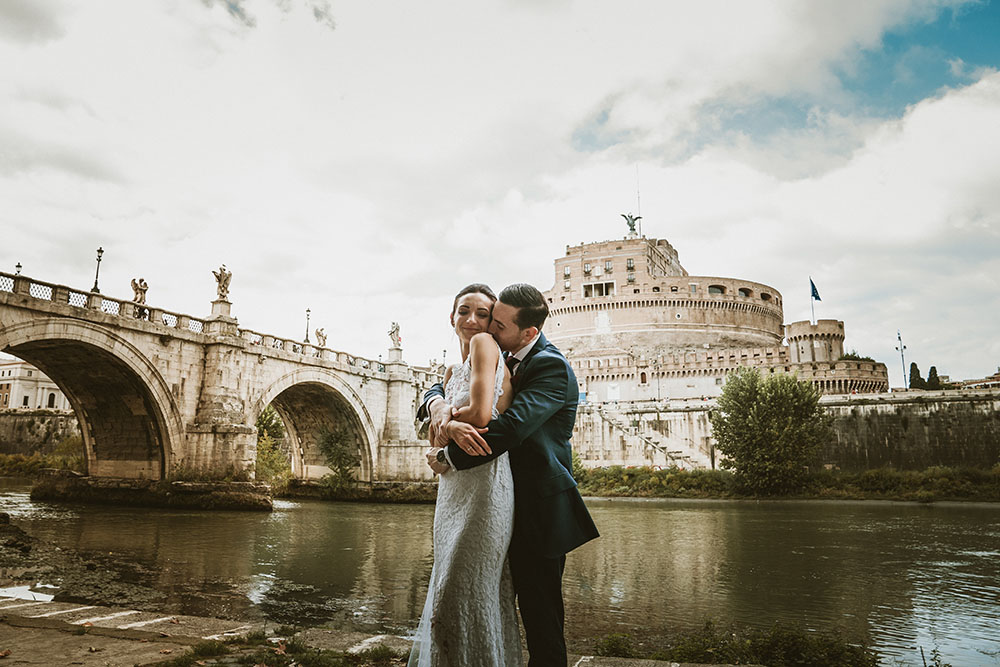 una coppia di sposi per un matrimonio romantico a roma