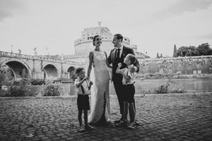 una coppia di sposi per un matrimonio romantico a roma