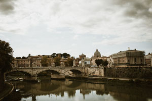 una coppia di sposi per un matrimonio romantico a roma