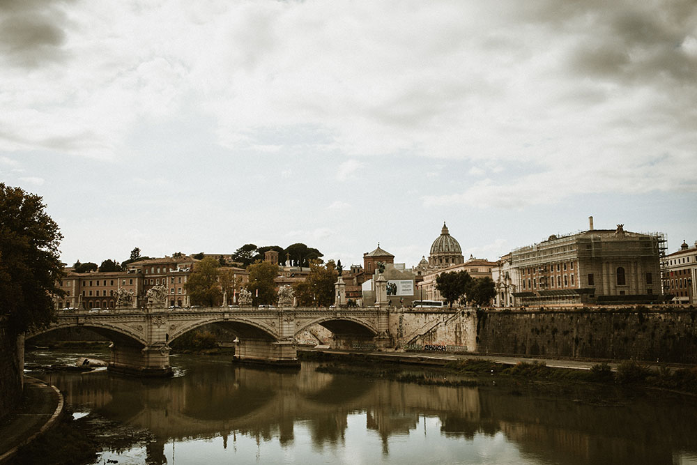 una coppia di sposi per un matrimonio romantico a roma