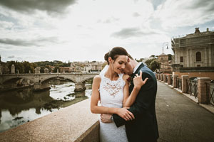 una coppia di sposi per un matrimonio romantico a roma