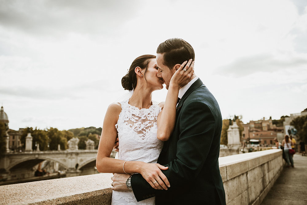 una coppia di sposi per un matrimonio romantico a roma