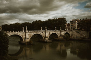 una coppia di sposi per un matrimonio romantico a roma