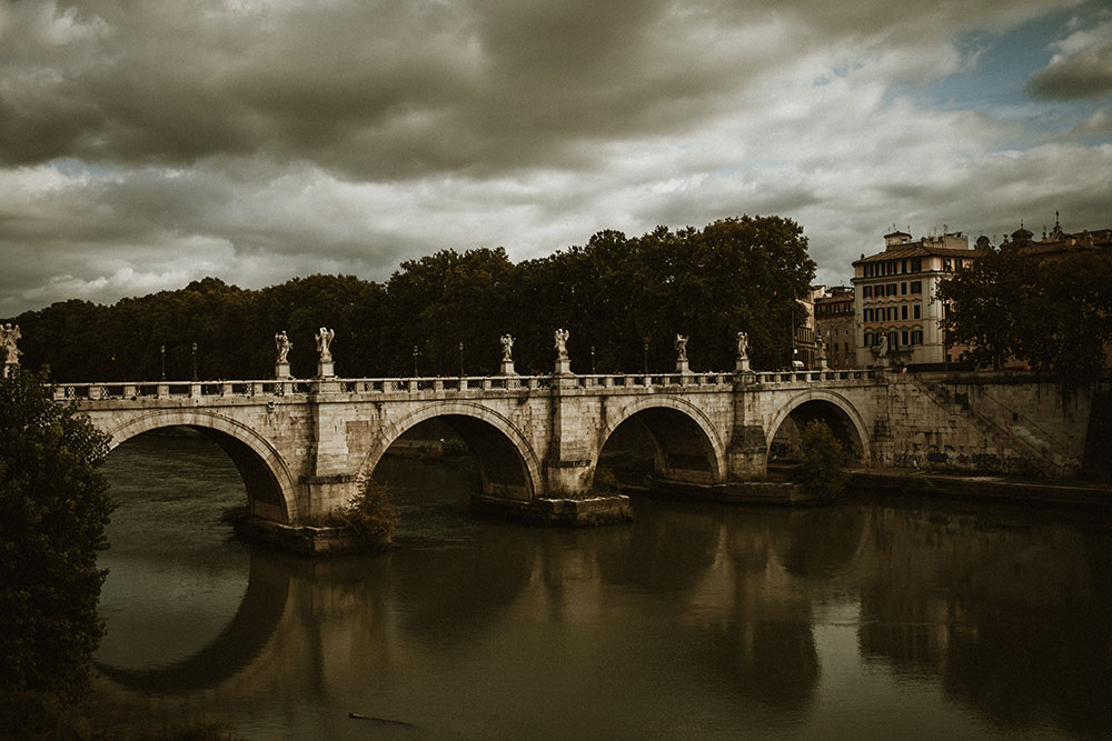 una coppia di sposi per un matrimonio romantico a roma