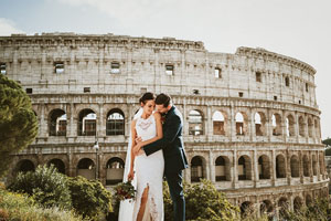 una coppia di sposi per un matrimonio romantico a roma