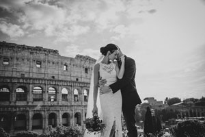 una coppia di sposi per un matrimonio romantico a roma