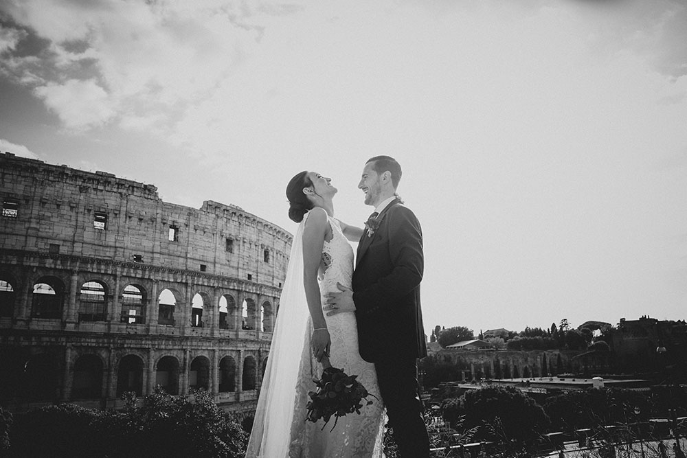 una coppia di sposi per un matrimonio romantico a roma
