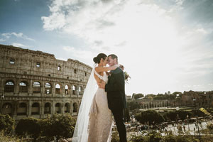 una coppia di sposi per un matrimonio romantico a roma