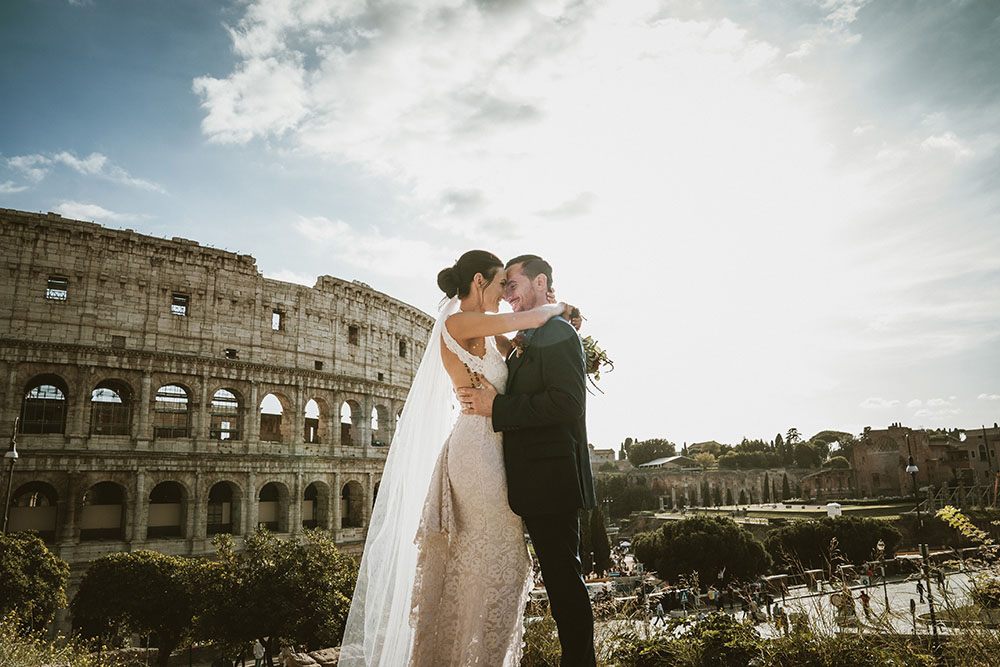 una coppia di sposi per un matrimonio romantico a roma