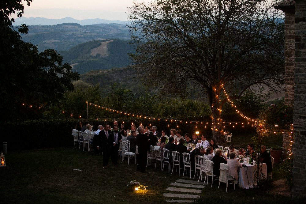 matrimonio chic in una vecchia abbazia in umbria